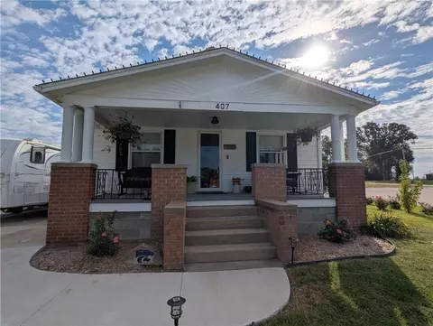 407 S 1st St, Hiawatha, KS 66434