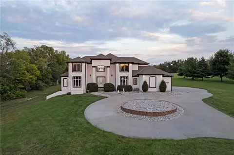10705 Wildflower Dr, Lees Summit, MO 64086