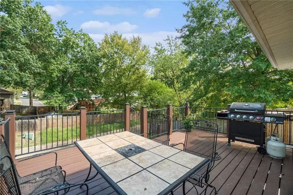 Exterior - 1820 SW Keystone Dr, Blue Springs, MO 64014 photo 3 of 4