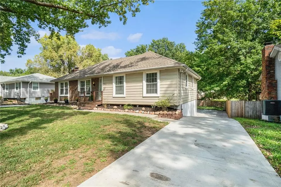 Exterior - 1820 SW Keystone Dr, Blue Springs, MO 64014 photo 2 of 4