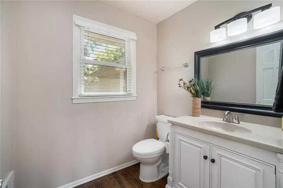 Bath - 1820 SW Keystone Dr, Blue Springs, MO 64014 photo 1 of 4