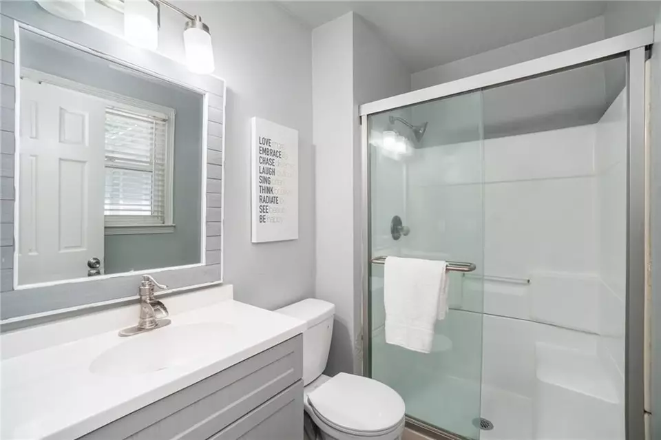 Bath - 1820 SW Keystone Dr, Blue Springs, MO 64014 photo 2 of 4