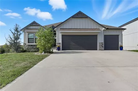512 Wilds Pkwy, Greenwood, MO 64034