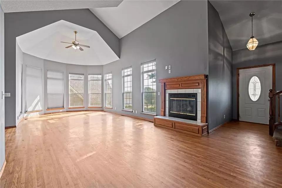 Living - 20912 E 50th Street Ct, Blue Springs, MO 64015 photo 2 of 5