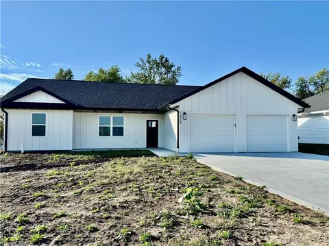 1320 W 19th St, Maryville, MO 64468