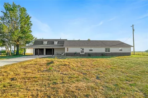 9393 State Route 52 Hwy, Amoret, MO 64722
