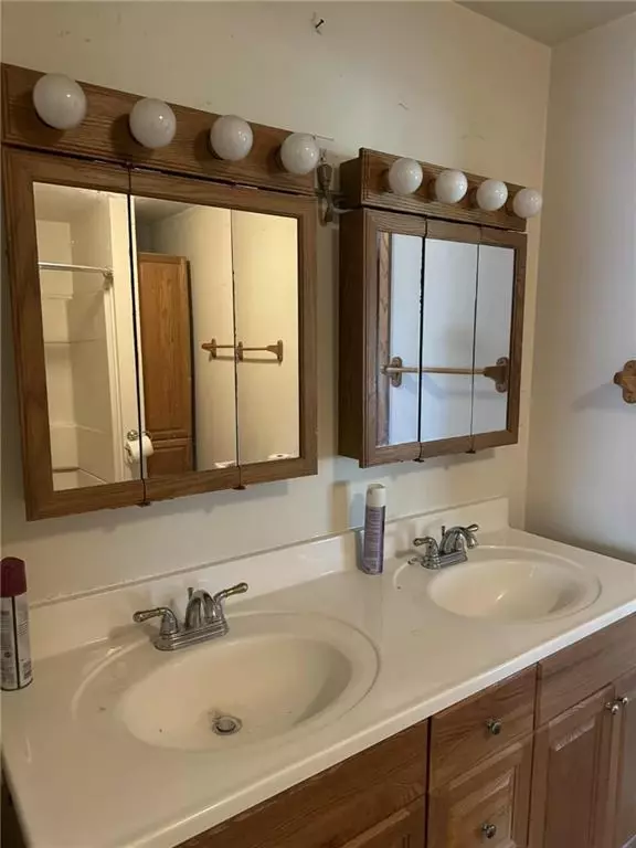 Bath - 807 W Spruce St, Cherokee, KS 66724 photo 2 of 2