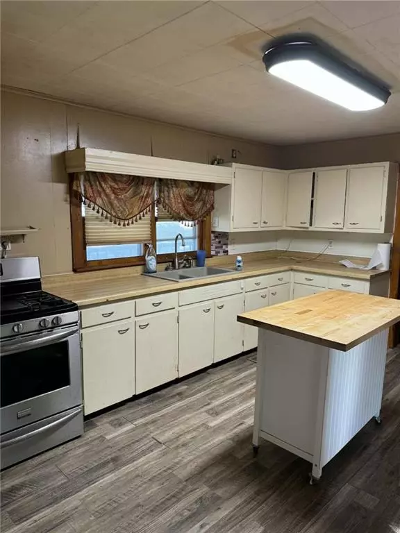 Kitchen - 807 W Spruce St, Cherokee, KS 66724 photo 2 of 3