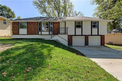 404 NE Lee Dr, Blue Springs, MO 64014