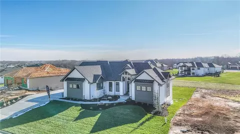 561 S Shore Dr, Lake Winnebago, MO 64034
