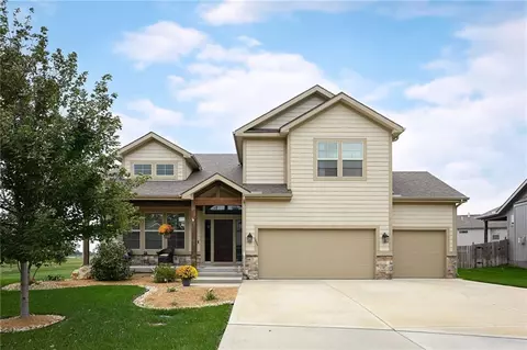 1605 Shadow Dr, Leavenworth, KS 66048