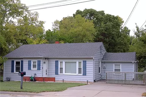 202 NE 76th Ter, Gladstone, MO 64118