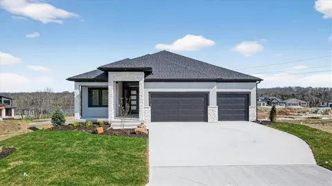 9027 Freedom Cir, Lenexa, KS 66227