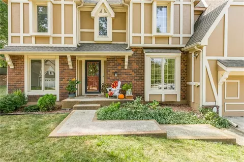 7640 N Lucerne Ct, Kansas City, MO 64151