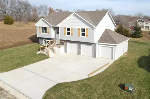 Exterior - 103 Sally Cir, Dearborn, MO 64439 photo 3 of 9