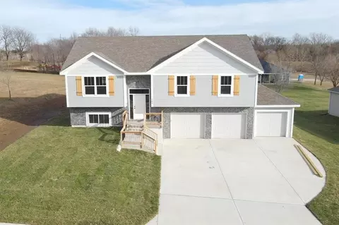 103 Sally Cir, Dearborn, MO 64439