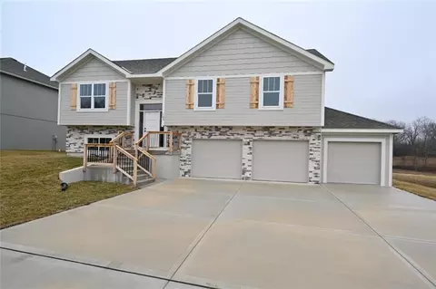 103 Johnson Cir, Dearborn, MO 64439