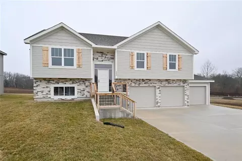 Exterior - 103 Johnson Cir, Dearborn, MO 64439 photo 2 of 7