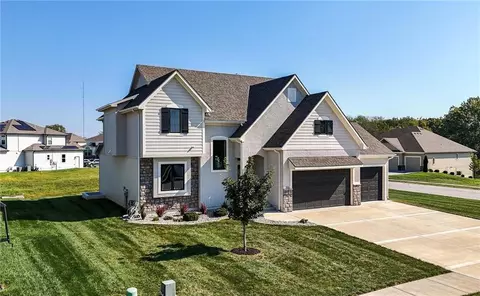1916 NE Park Ridge Dr, Lees Summit, MO 64064