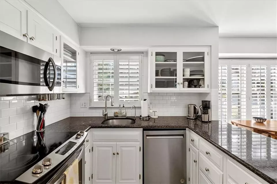 Kitchen - 5816 W 87th Ter, Overland Park, KS 66207 photo 4 of 4