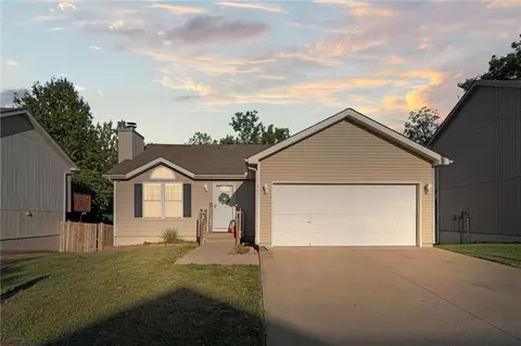 411 N Queen Ridge Ave, Independence, MO 64056