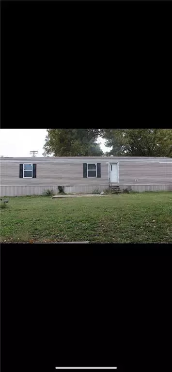 1 Oakdale Dr, Lexington, MO 64067