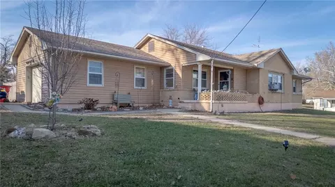 126 N 17th St, Lexington, MO 64067