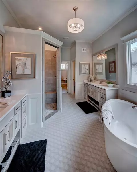Bath - 21938 W 99th Ter, Lenexa, KS 66220 photo 2 of 3