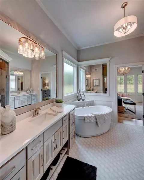 Bath - 21938 W 99th Ter, Lenexa, KS 66220 photo 3 of 3