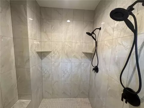 Bath - 4815 NW Martin St, Riverside, MO 64150 photo 2 of 6