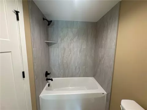 Bath - 4815 NW Martin St, Riverside, MO 64150 photo 6 of 6