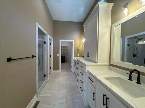 Bath - 4815 NW Martin St, Riverside, MO 64150 photo 1 of 6