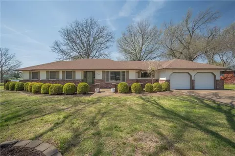 727 N Leonard St, Girard, KS 66743