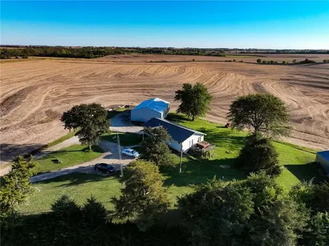 1277 200th St, Hiawatha, KS 66434