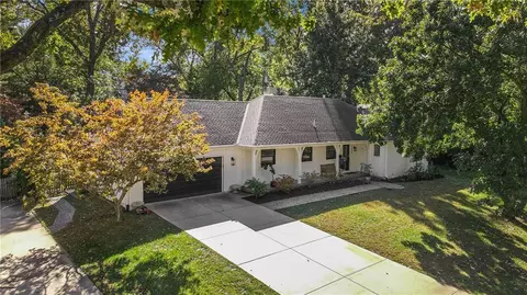 4909 W 68th St, Prairie Village, KS 66208