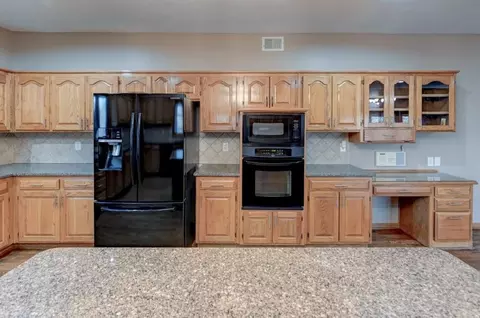 Kitchen - 19610 E Bundschu Rd, Independence, MO 64056 photo 6 of 6