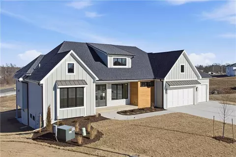 1817 NE Lashbrook Cir, Lees Summit, MO 64086