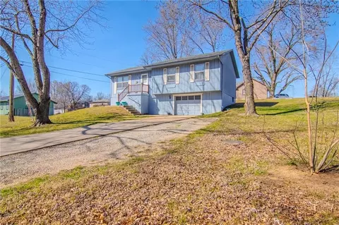 218 Crawford Dr, Clinton, MO 64735