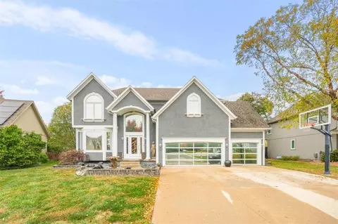 332 NE Parks Edge Dr, Lees Summit, MO 64064