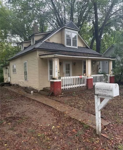 1912 Montezuma St, Leavenworth, KS 66048