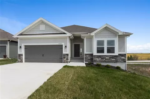 11437 N Auburndale Cir, Kansas City, MO 64157