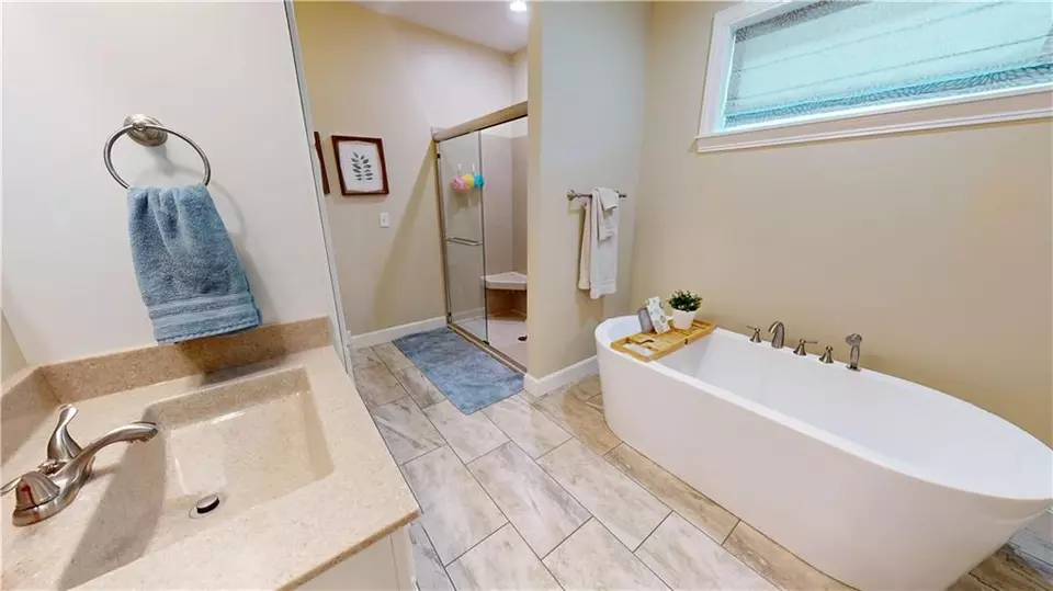 Bath - 27727 S Scout Ridge Dr, Maryville, MO 64468 photo 1 of 2