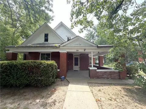 Exterior - 220 E Benton St, Carrollton, MO 64633 photo 2 of 6