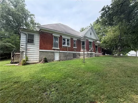 Exterior - 220 E Benton St, Carrollton, MO 64633 photo 6 of 6