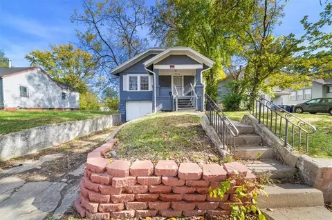 7325 Walrond Ave, Kansas City, MO 64132