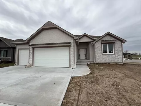 12800 S Foxborough Ct, Lees Summit, MO 64086