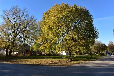 3 Rd St, Burlington Jct, MO 64428