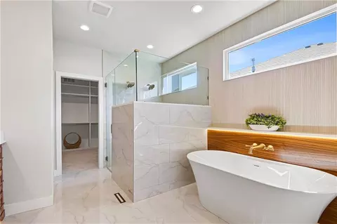 Bath - 24949 W 98th Pl, Lenexa, KS 66227 photo 2 of 4
