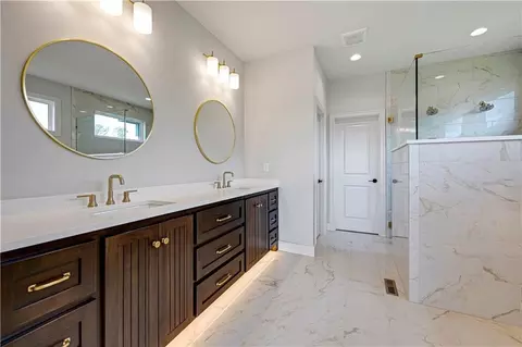 Bath - 24949 W 98th Pl, Lenexa, KS 66227 photo 3 of 6