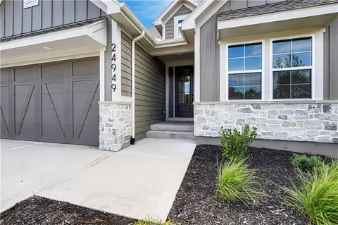 Exterior - 24949 W 98th Pl, Lenexa, KS 66227 photo 3 of 8